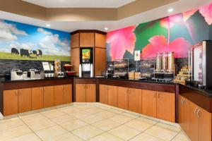 una cafetería con un mural en la pared en Fairfield Inn & Suites by Marriott Toledo Maumee en Maumee