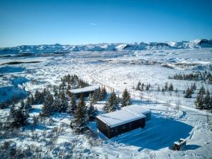 una vista aérea de una casa en la nieve en Giljagisting en Grafarkirkja