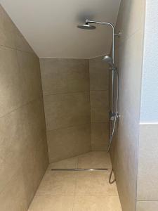 Koupelna v ubytování Ferienwohnung, 2 Zimmer, 4 bis 6 Personen, 67 qm, mit großem Balkon, entlang am Fluss, an der Aach, am Bodensee, nah am Naturschutzgebiet