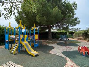 ein Spielplatz mit Rutsche in einem Park in der Unterkunft Résidence 2 située dans un Magnifique Village Vacances Familiale in Talmont
