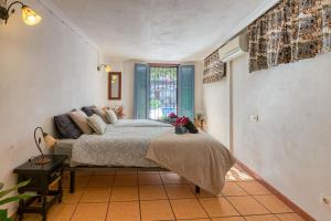 Schlafzimmer mit einem Bett und einem Fenster in der Unterkunft Casa Lola Callosa in Callosa d'en Sarrià