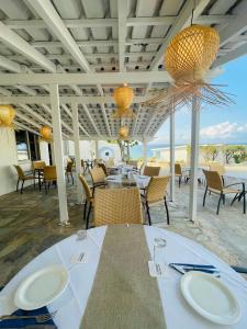 Restoran või mõni muu söögikoht majutusasutuses LASSION GOLDEN BAY Sea view