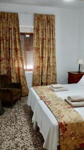 Cette chambre comprend 2 lits et une fenêtre. dans l'établissement Las Cocheras del Marqués, à Cehegín
