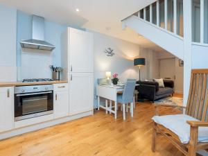 uma cozinha e sala de estar com uma mesa e uma escada em Pass the Keys Delightful retreat in Larkhall with free parking em Bath