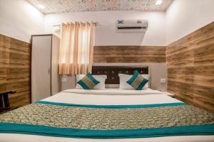 1 dormitorio con 1 cama grande en una habitación en Collection O 13772 hotel krishna, en Noida
