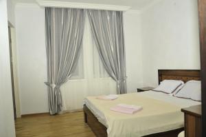 Ένα ή περισσότερα κρεβάτια σε δωμάτιο στο Alma-Ata Hotel