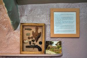 un marco de madera con una imagen y una imagen de una herramienta en Finest Retreats - Fishermans Cottage, en Tintagel