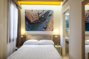 Postel nebo postele na pokoji v ubytování Leone Hotel