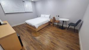 Postel nebo postele na pokoji v ubytování Aroomi Hotel Hyupjae