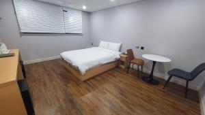 Postel nebo postele na pokoji v ubytování Aroomi Hotel Hyupjae