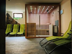 eine Gruppe grüner Stühle in einem Wartezimmer in der Unterkunft Hotel Pruggererhof in Pruggern