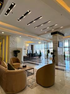 una hall con divani e tavoli in un edificio di فندق المدى العربية a Jazan