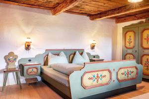 ein Schlafzimmer mit einem großen Bett in einem Zimmer in der Unterkunft Historisches Apartment Duregghof in Jenesien