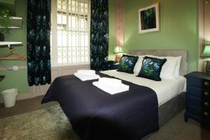 een slaapkamer met een groot bed en handdoeken bij Bridge Street Rows City Centre Apartment by Rework Accommodation in Chester