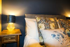 een bed met twee kussens en een lamp op een tafel bij Bridge Street Rows City Centre Apartment by Rework Accommodation in Chester