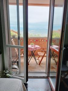 Cette chambre dispose d'une porte s'ouvrant sur une terrasse avec une table. dans l'établissement Noel's Room, à Fiesole