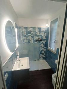 La salle de bains est pourvue d'un lavabo et d'une douche avec un miroir. dans l'établissement Noel's Room, à Fiesole