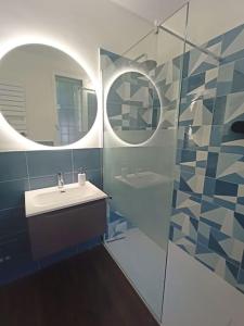La salle de bains est pourvue d'un lavabo, d'un miroir et d'une douche. dans l'établissement Noel's Room, à Fiesole