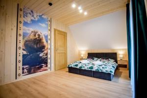 1 dormitorio con un mural de leones en la pared en Magiczny Domek en Białka Tatrzanska