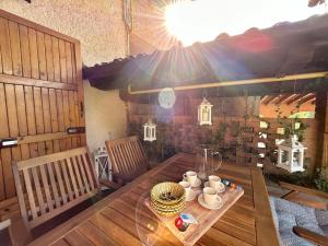 佩斯基耶拉德加达Chalet Garda的木桌,带桌子的房间