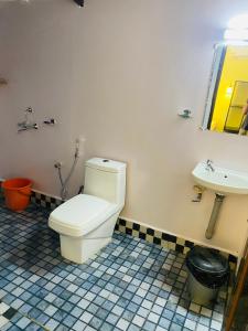 a bathroom with a toilet and a sink at Salida del Sol Patnem in Patnem