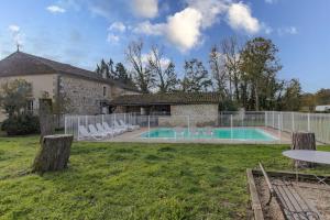 una casa con piscina en un patio en Le Presbytère de Pompiac, en Castillonnès