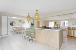 Una cocina y una sala de estar con un mostrador y una mesa. en SandiBay, en Sandwich