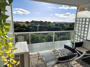 Elle comprend un balcon offrant une vue sur la ville. dans l'établissement Bel Appartement avec Terrasse et Clim, à Montpellier