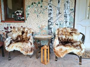 two furry chairs and a table in a room at Brzozowy Zakątek in Bochnia