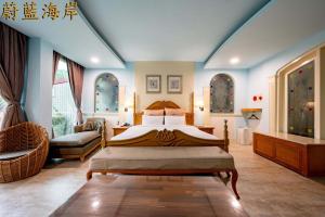 1 dormitorio con 1 cama y 1 sofá en una habitación en Regale Motel, en Zhonghe