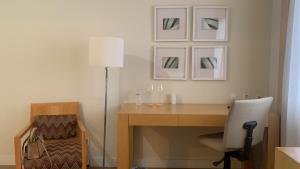 ein Büro mit einem Schreibtisch mit einem Stuhl und einer Lampe in der Unterkunft Quarto em hotel pertinho do aeroporto/ Congonhas in São Paulo
