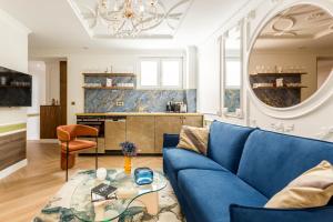 - un salon avec un canapé bleu et une table dans l'établissement Luxury 2 Bedroom & 2 Bathroom - Notre Dame, à Paris