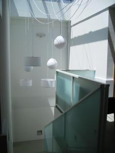 Cette chambre dispose d'un escalier en verre avec des lumières. dans l'établissement Hotel Boutique Museo Burgos, à Burgos