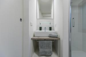 y baño blanco con lavabo y ducha. en 5 min dal centro - Ca'Lea - Motta di Livenza, en Motta di Livenza