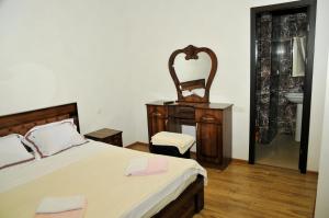 Ένα ή περισσότερα κρεβάτια σε δωμάτιο στο Alma-Ata Hotel