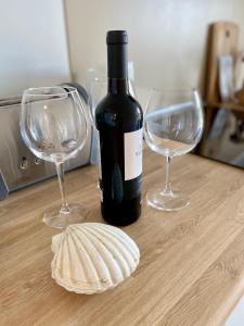 een fles wijn en twee wijnglazen op een tafel bij Apartamento en la playa Canet al Mar en Canet den Berenguer in Canet de Berenguer
