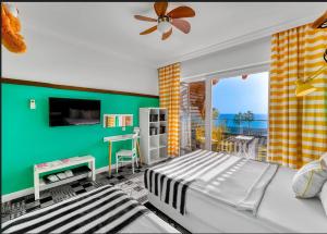 1 dormitorio con cama y pared verde en Anjeliq Downtown Boutique Hotel en Alanya