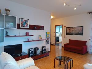 ein Wohnzimmer mit einem Sofa und einem roten Stuhl in der Unterkunft Ortensia in Baveno