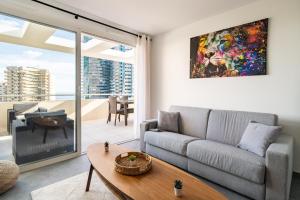 un soggiorno con divano e tavolo di Large terrace, sea view, 5mn Monaco, free parking a Beausoleil