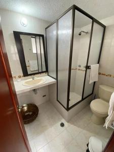 La salle de bains est pourvue d'une douche, de toilettes et d'un lavabo. dans l'établissement ERY total confort Pasto apto, à Pasto