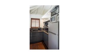 uma cozinha com um frigorífico e um micro-ondas em Saint Barth Villa 10 em Marigot
