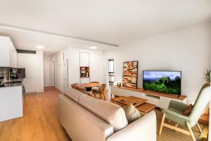 un soggiorno con divano e tavolo di Agaete 3BR Tropical Views ad Agaete