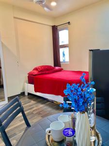 een slaapkamer met een bed en een tafel met blauwe bloemen bij Resting View in Male City