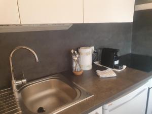 A kitchen or kitchenette at Fegina 3 DELuxe Bedrooms & Bathrooms Még 37 kép