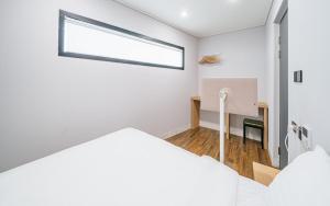 Postel nebo postele na pokoji v ubytování Aroomi Hotel Hyupjae