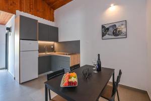 een keuken met een tafel met daarop een schaal fruit bij Double L House in Novalja