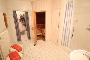 a bathroom with a sink and a bath tub at Appartements Biedermeier in Bad Krozingen