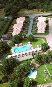 uma vista aérea de um resort com duas piscinas em Residence surrounded by greenery with swimming pool in Sorano em Sorano