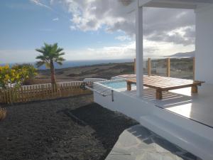 porche con mesa de picnic y vistas al océano en CASA TIE' Lanzarote vista mar - piscina relax - adults only, en Tías