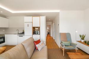 阿蓋特的住宿－Agaete 2BR Coastal Retreat，带沙发的客厅和厨房